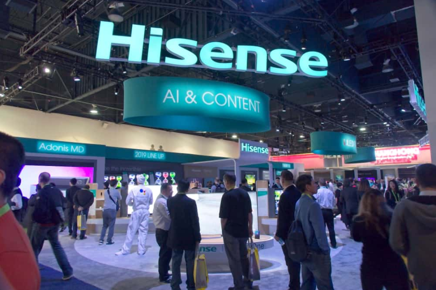 Відвідувачі збираються на виставку Hisense