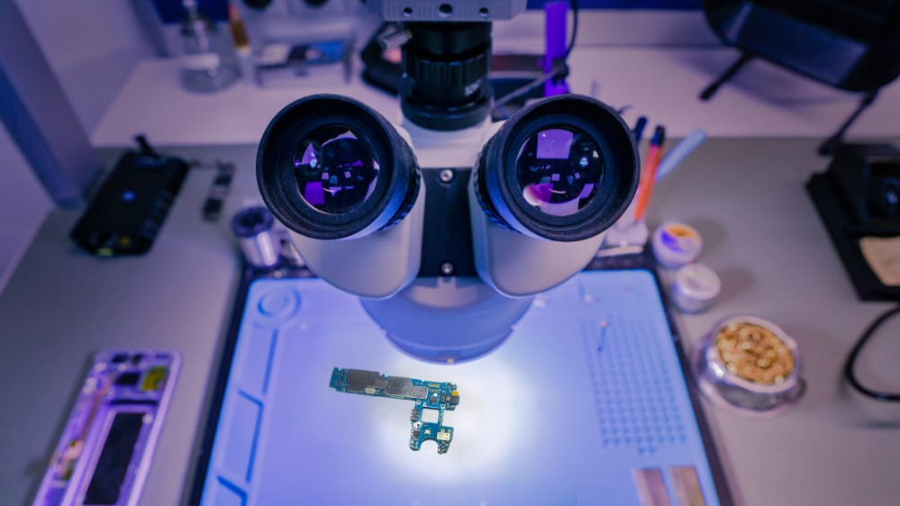 Вигляд під мікроскопом материнської плати смартфона