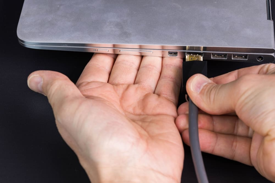 Крупним планом подання руки людини підключення HDMI