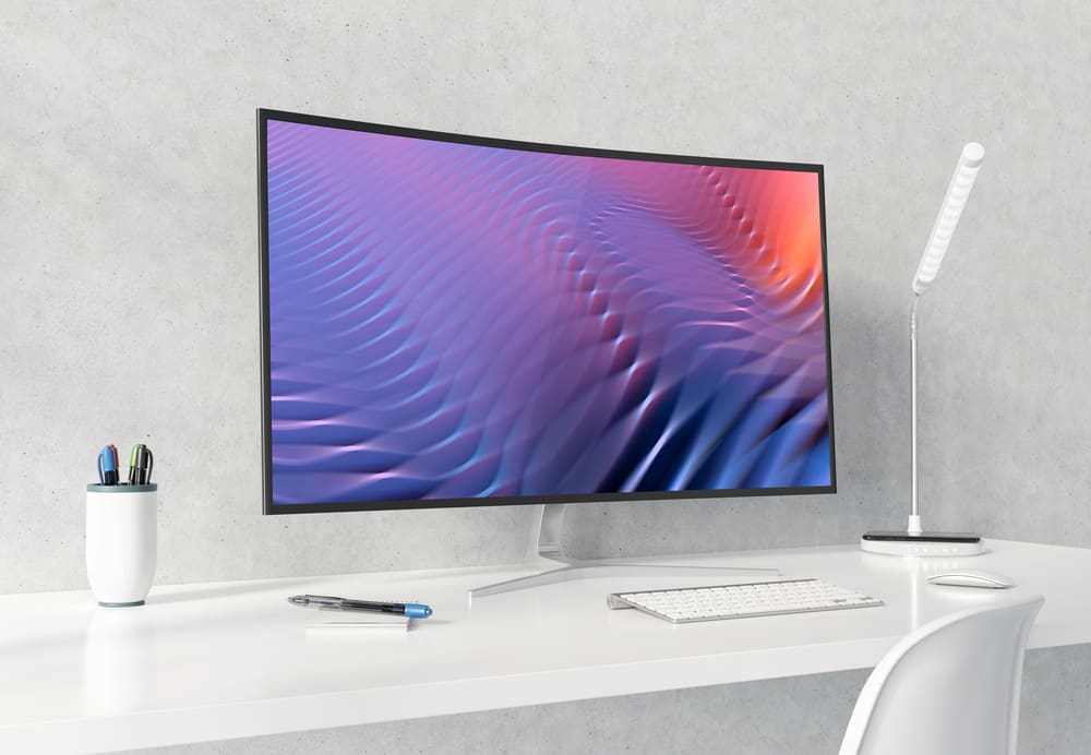 Вигнутий монітор на білому робочому столі