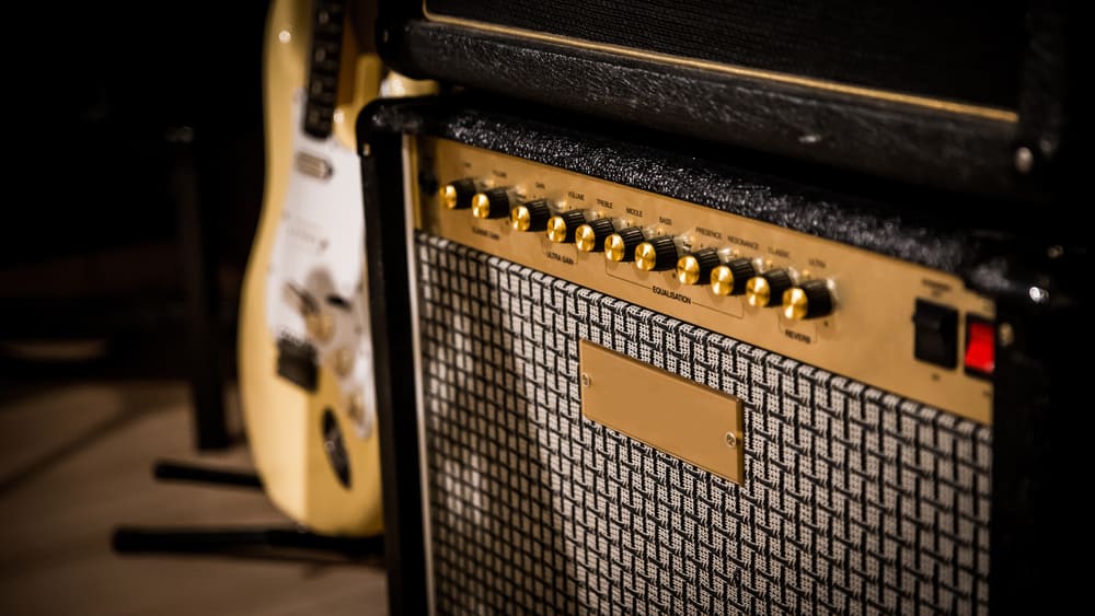 підсилювач у вінтажному стилі та гітара