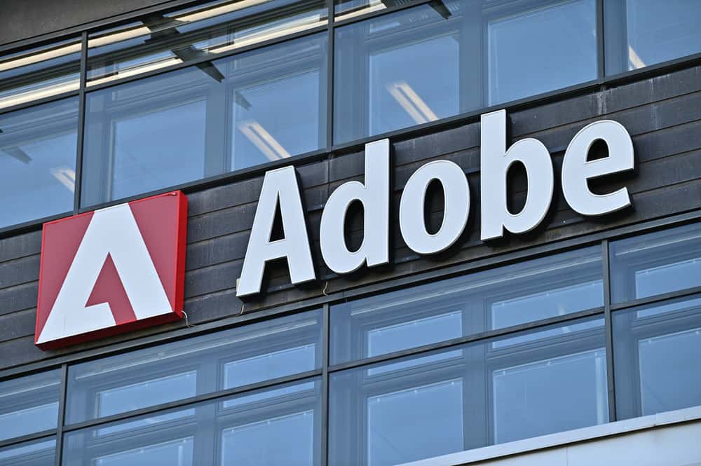 Настінний знак для американської компанії програмного забезпечення Adobe на офісній будівлі в Стокгольмі, Швеція.