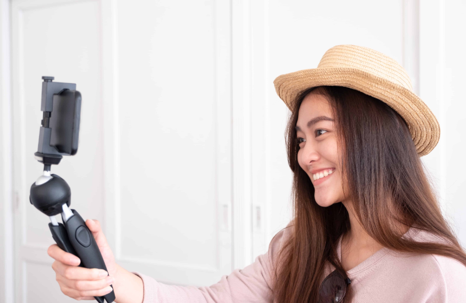 відеоблогерка записує себе