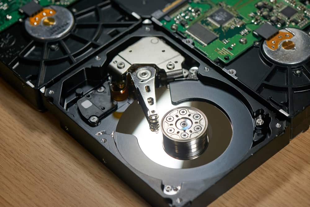 Внутрішні елементи жорсткого диска SATA