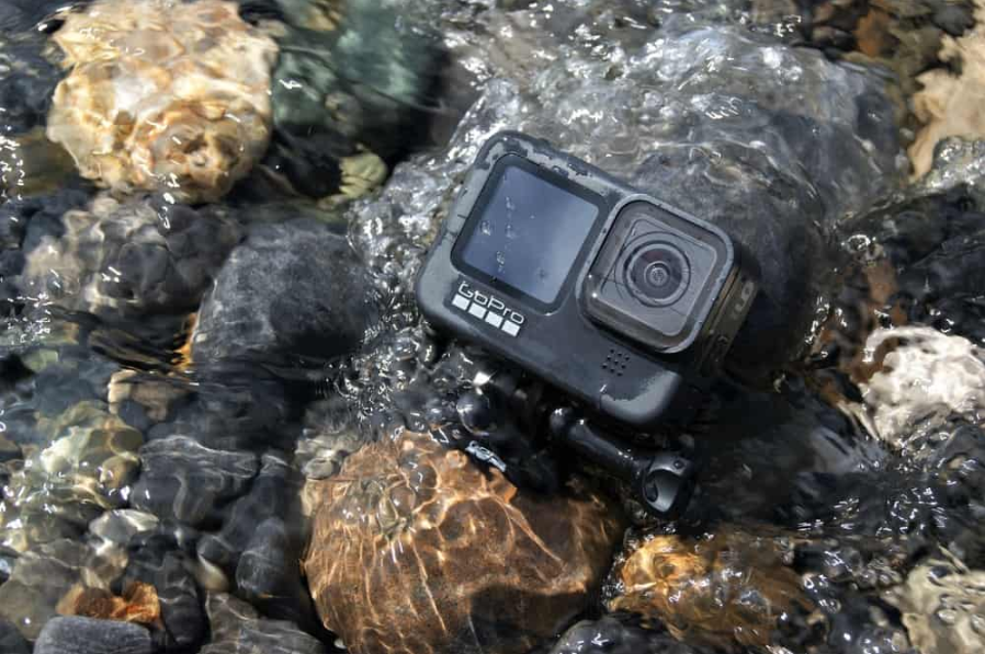 водонепроникна екшн-камера у воді