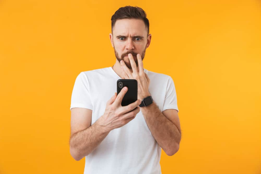 шокований молодий красень