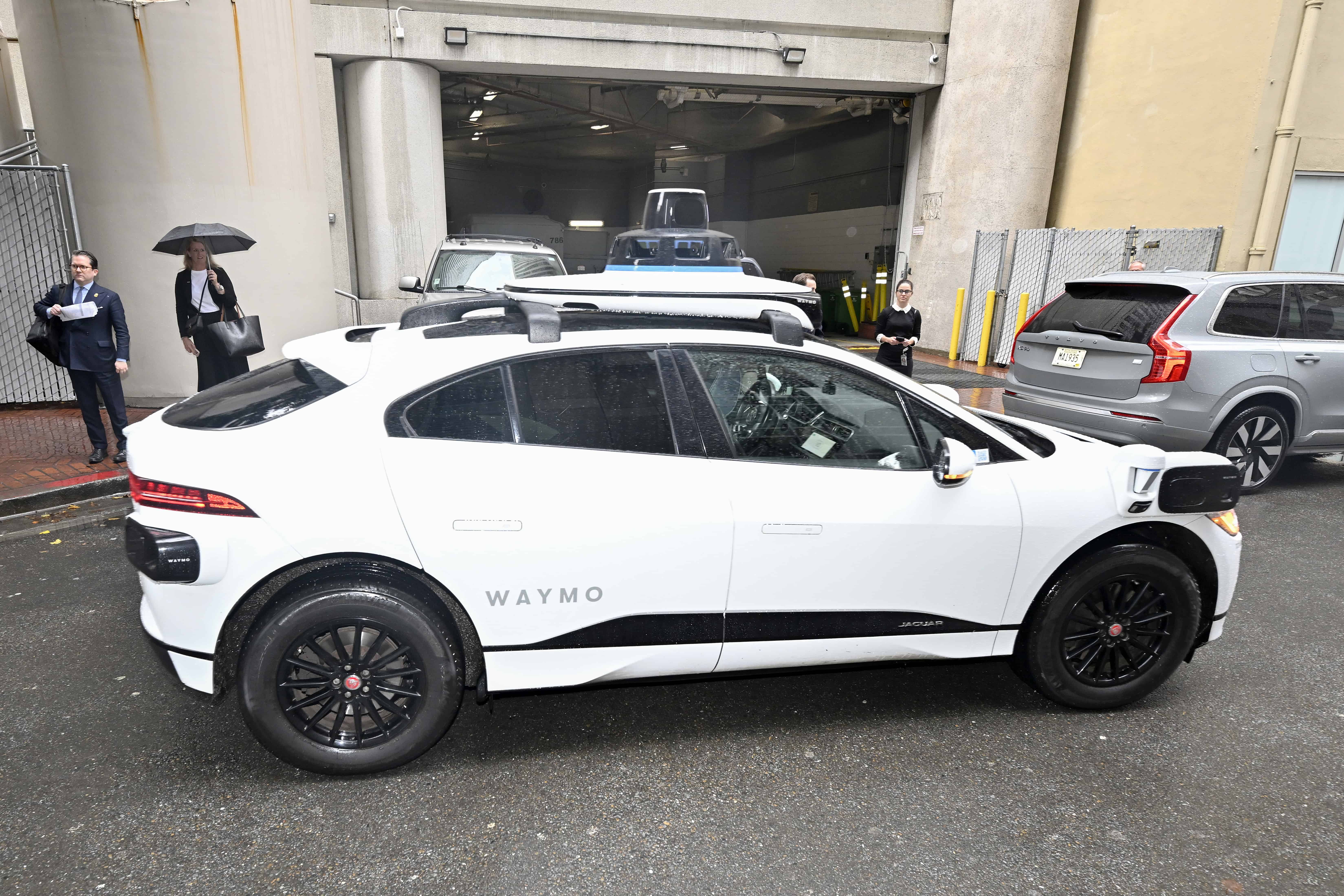 РІЗНІ МІСТА - 20 ЛЮТОГО: вид на автомобіль Waymo 20 лютого 2024 року в Сан-Франциско, Каліфорнія.