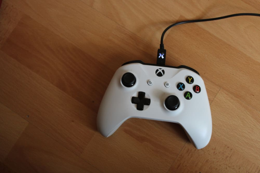 Білий контролер Xbox One
