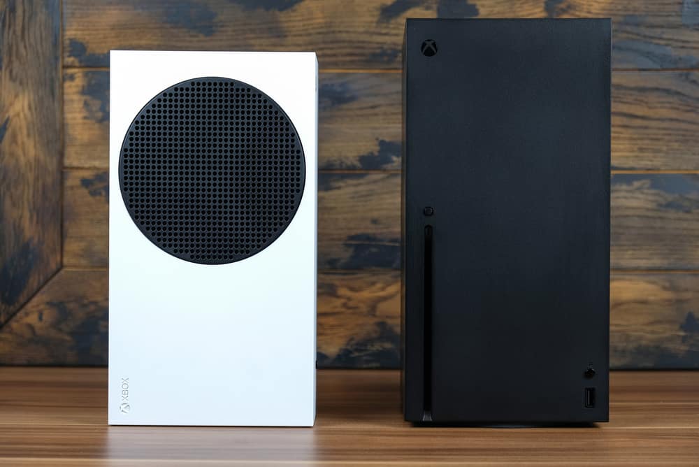 Білий Xbox Series S і чорний Xbox Series X