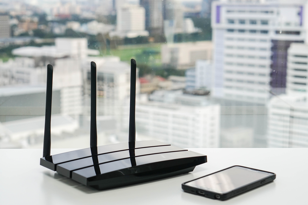 WiFi роутер зі смартфоном