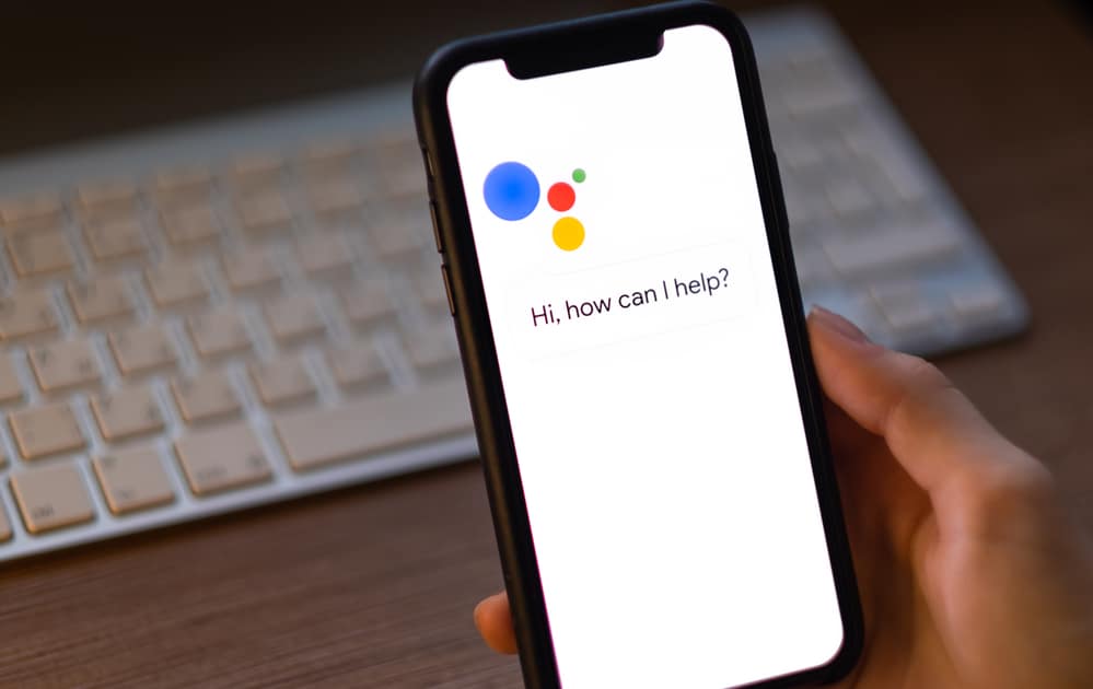 Жінка використовує додаток Google Assistant