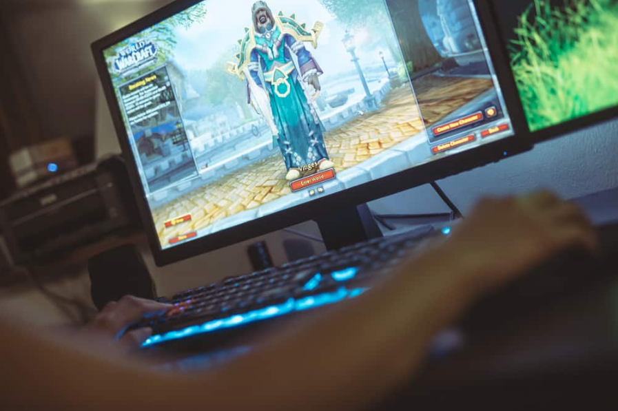 Світ Warcraft< on laptop