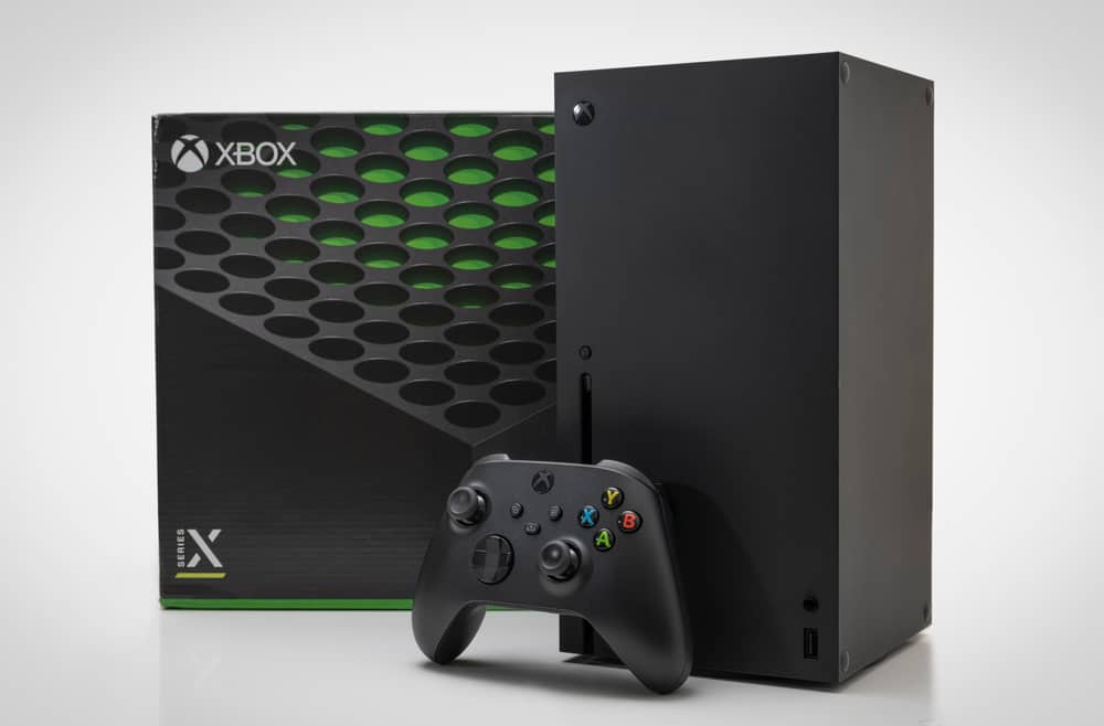 Консоль Xbox Series X з боксом і контролером