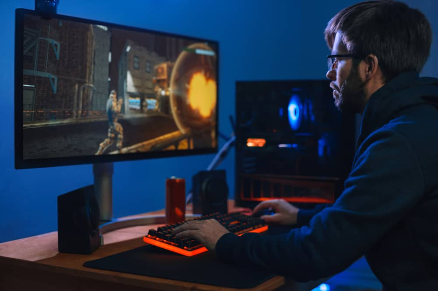 Молодий кавказький професійний гравець грає