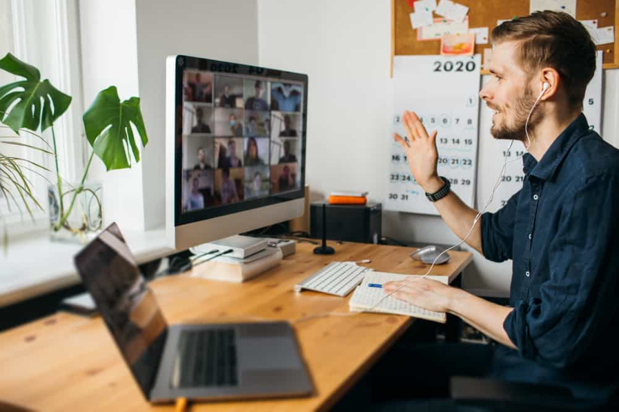 Молодий чоловік проводить відеоконференцію Zoom через комп'ютер