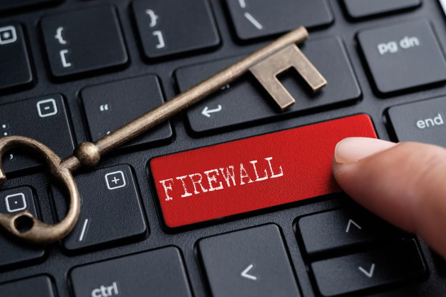 Закритий палець на клавіатурі зі словом FIREWALL