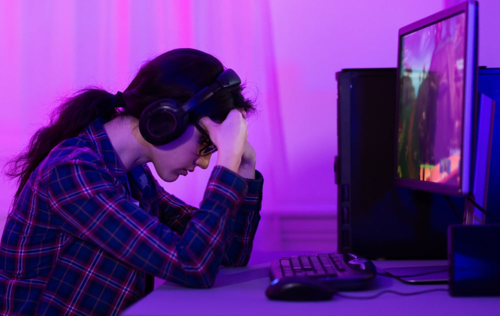 Засмучена молода жінка програла комп'ютерну гру