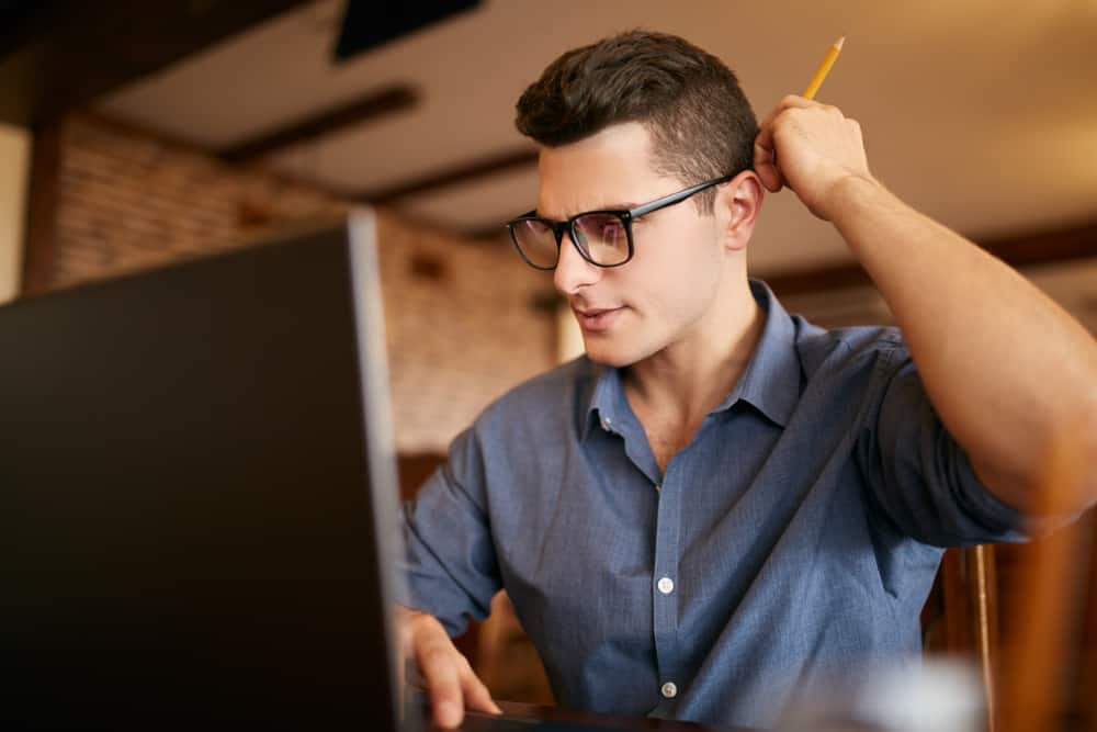 плутати людина в портативному комп'ютері