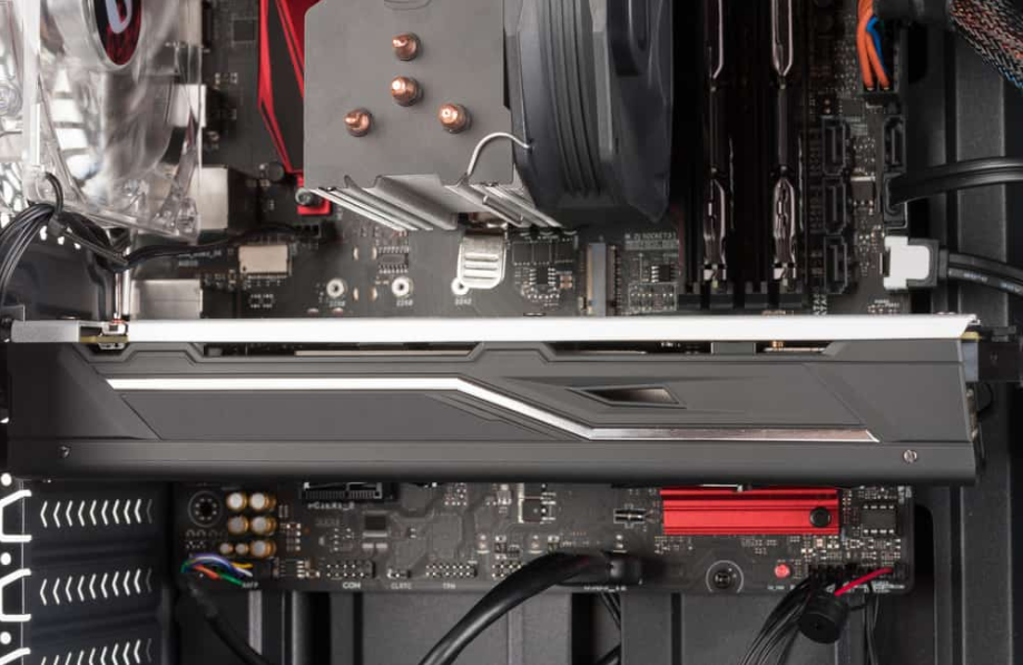Крупний план відеокарти в слоті PCIe