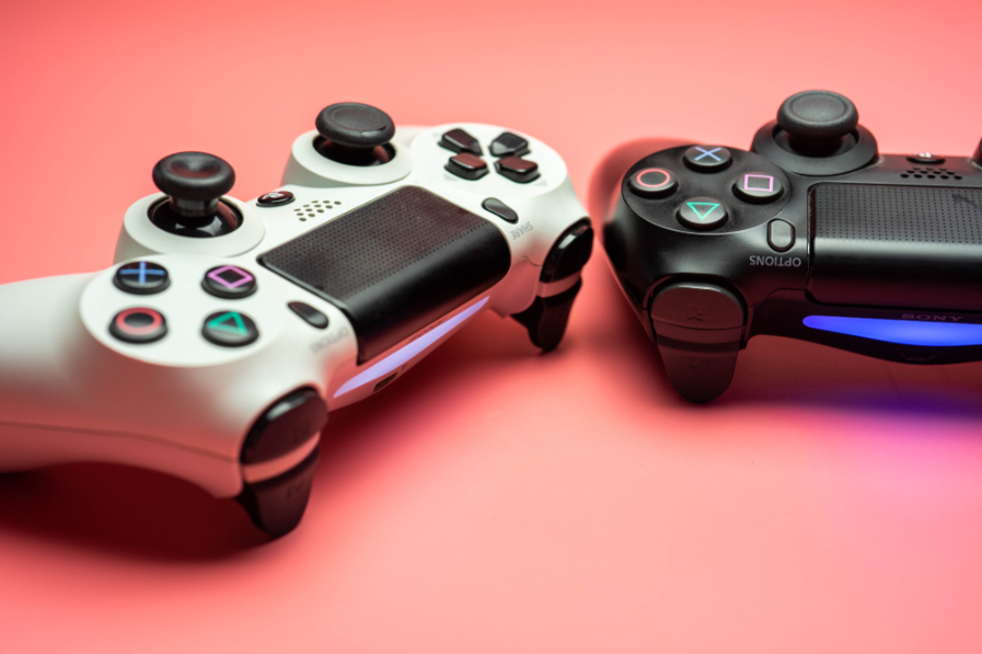 Крупним планом контролер Sony dualshock 4 для PlayStation 4