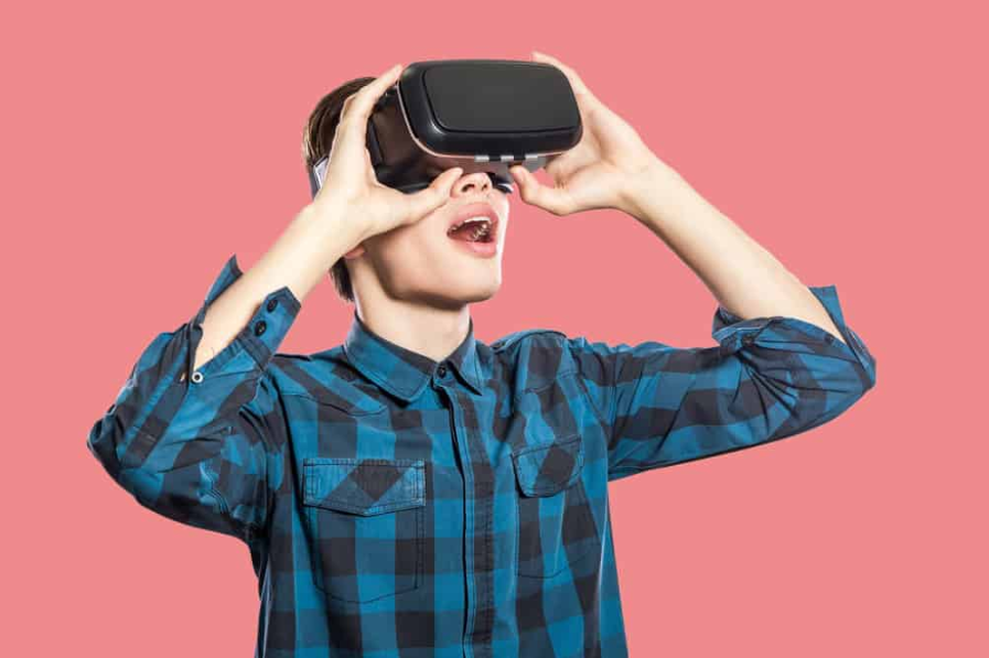 Здивований молодий чоловік у гарнітурі vr