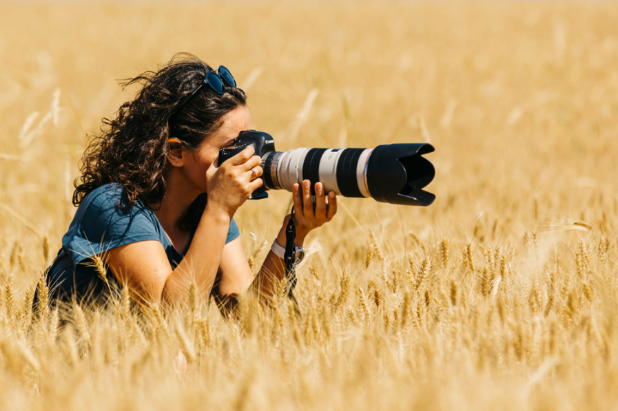 жінка-фотограф з об'єктивом canon 70-200 мм