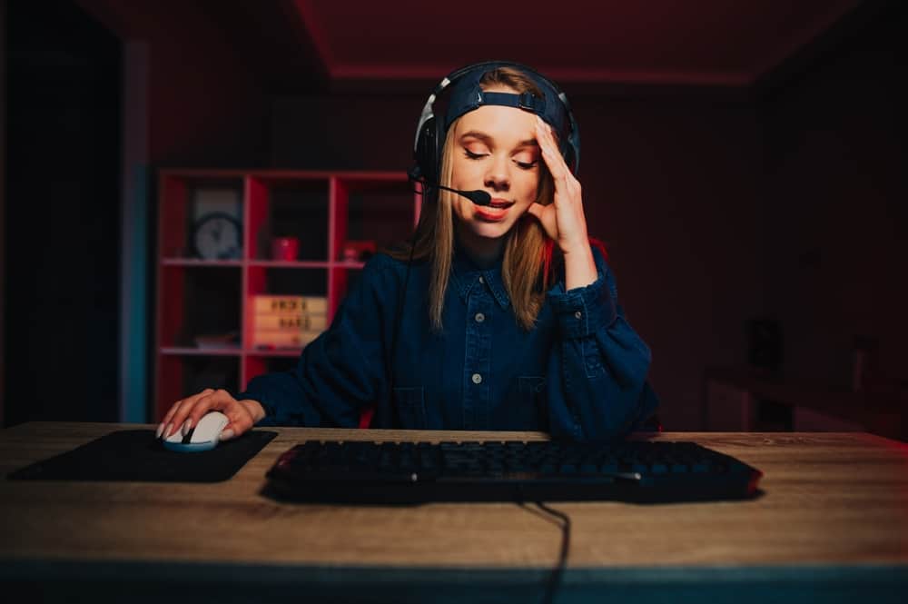 Жіночий геймер грає в комп'ютерні ігри онлайн