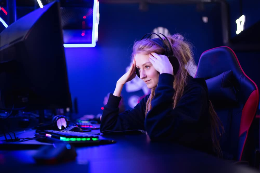 жінка геймер мислення< in front of computer