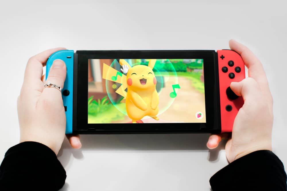 жінка грає в nintendo switch, давай пікачу