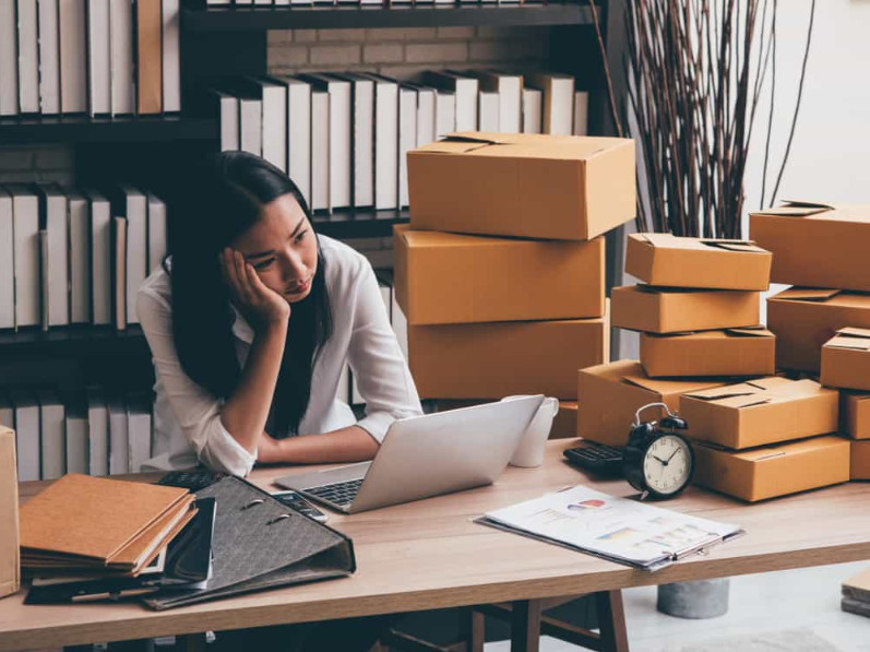 жінка працює за допомогою ноутбука