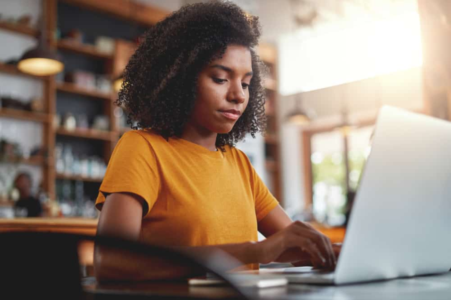 жінка працює на своєму ноутбуці