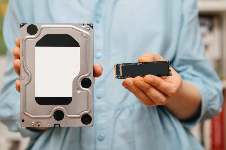 Жінка руками тримає новий NVME PCIE SSD і жорсткий диск