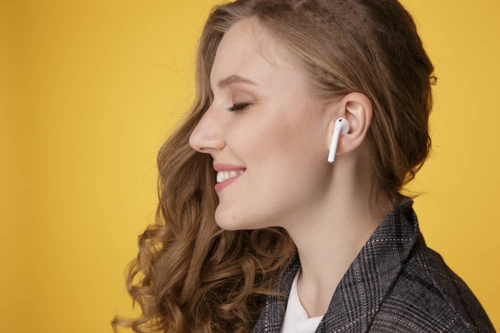 жінка слухає музику Apple AirPods