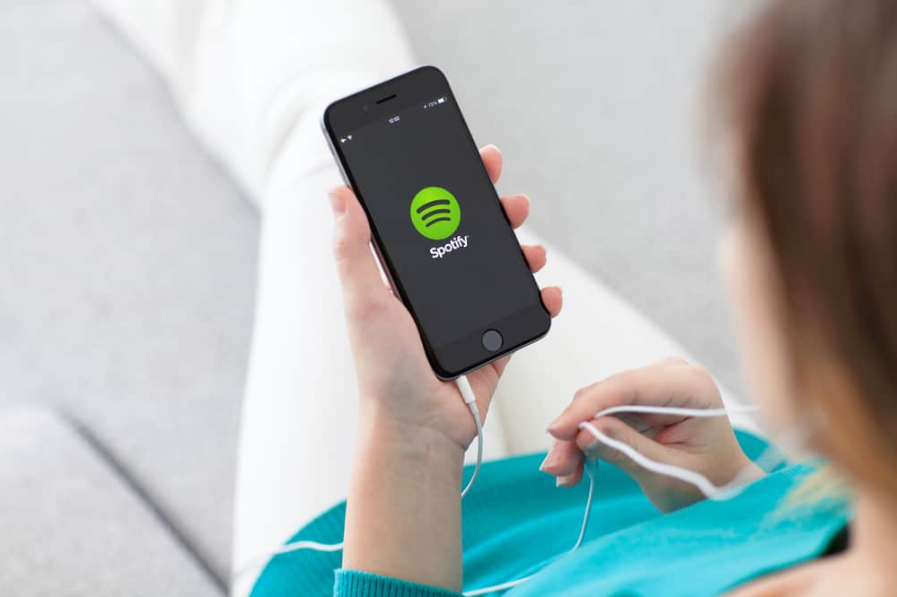 жінка слухає на spotify