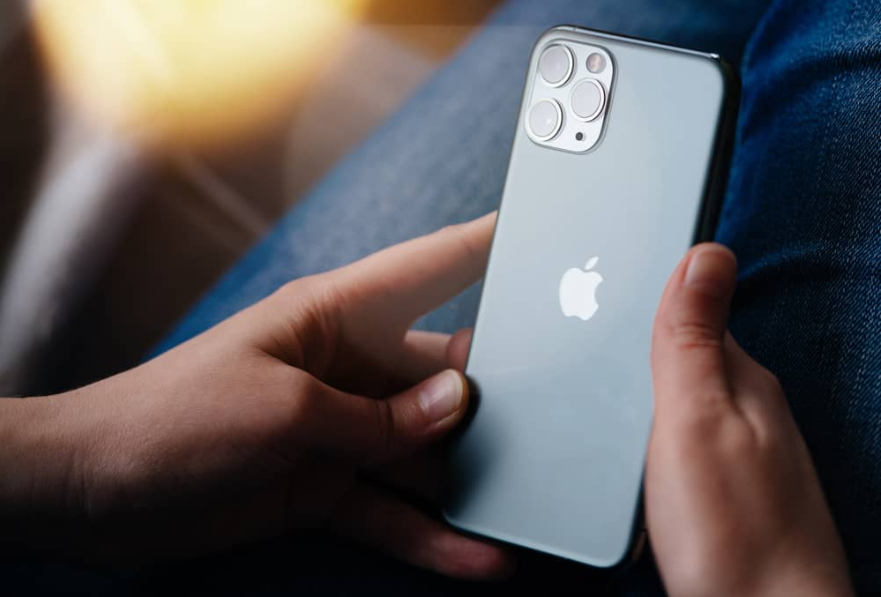 Жінка за допомогою тестування Apple