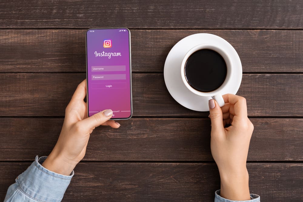 Жінка тримає iPhone з Instagram