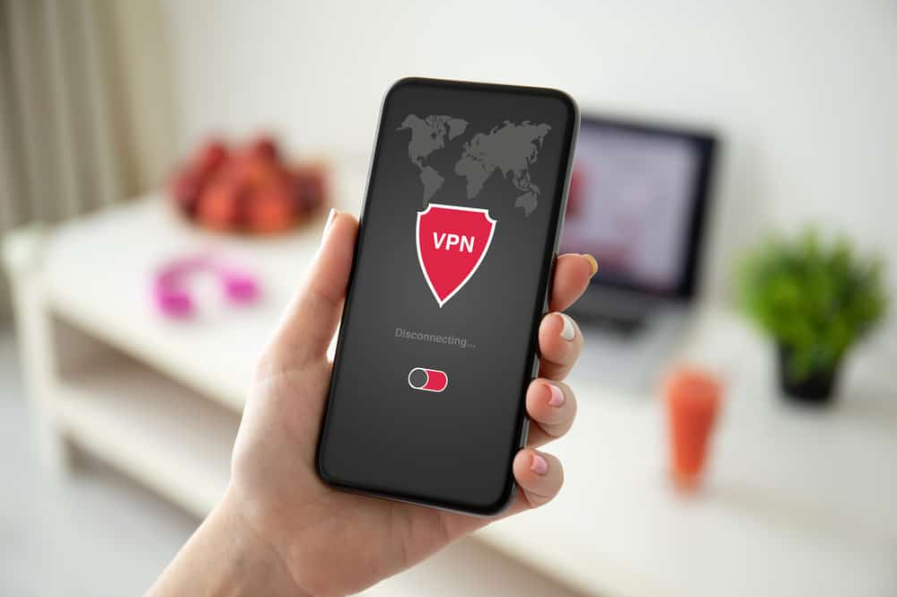 Жіноча рука, що тримає телефон із програмою vpn
