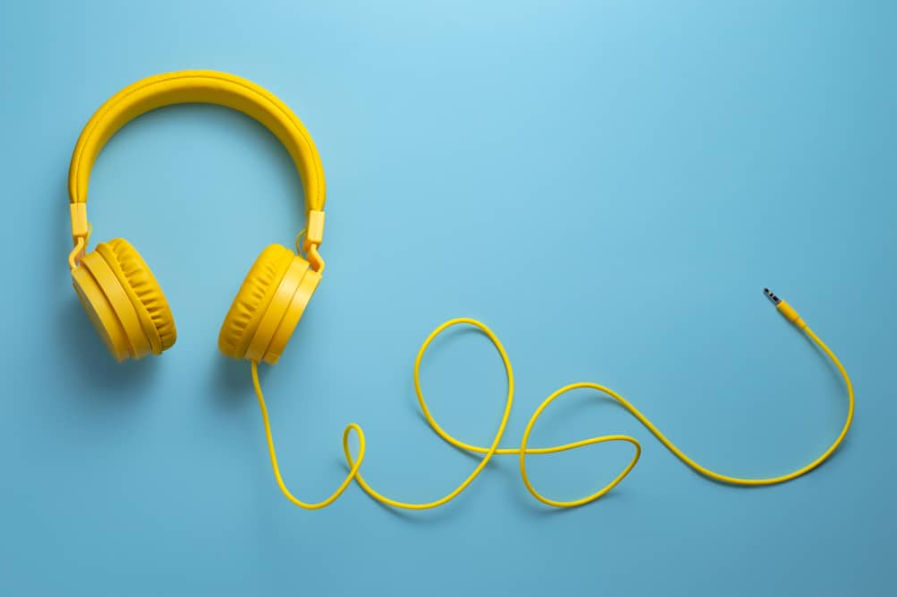Жовті навушники на блакитному тлі