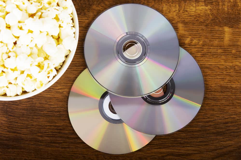 Зображення попкорну в мисці та компакт-дисків.